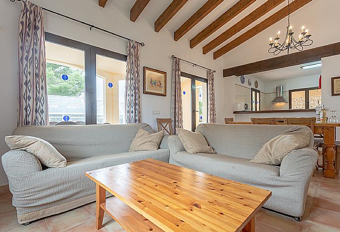 Open-plan living room with sofas, dining area, kitchen, WiFi internet, satellite TV, DVD player, and terrace access . - Villa Karen . (Fotogalerie) }}