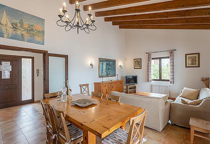 Open-plan living room with sofas, dining area, kitchen, WiFi internet, satellite TV, DVD player, and terrace access . - Villa Karen . (Fotogalerie) }}