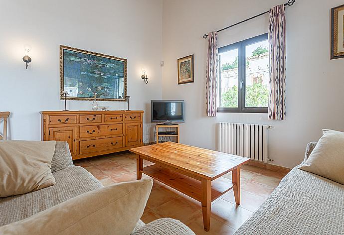 Open-plan living room with sofas, dining area, kitchen, WiFi internet, satellite TV, DVD player, and terrace access . - Villa Karen . (Fotogalerie) }}