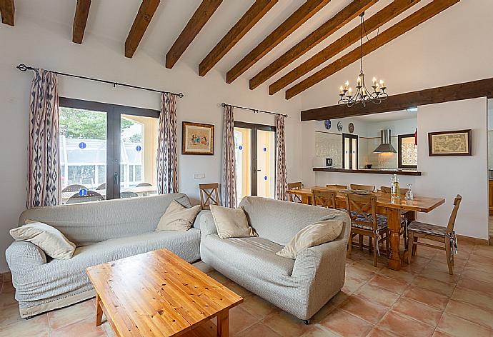 Open-plan living room with sofas, dining area, kitchen, WiFi internet, satellite TV, DVD player, and terrace access . - Villa Karen . (Fotogalerie) }}