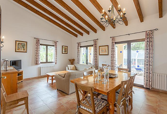 Open-plan living room with sofas, dining area, kitchen, WiFi internet, satellite TV, DVD player, and terrace access . - Villa Karen . (Fotogalerie) }}