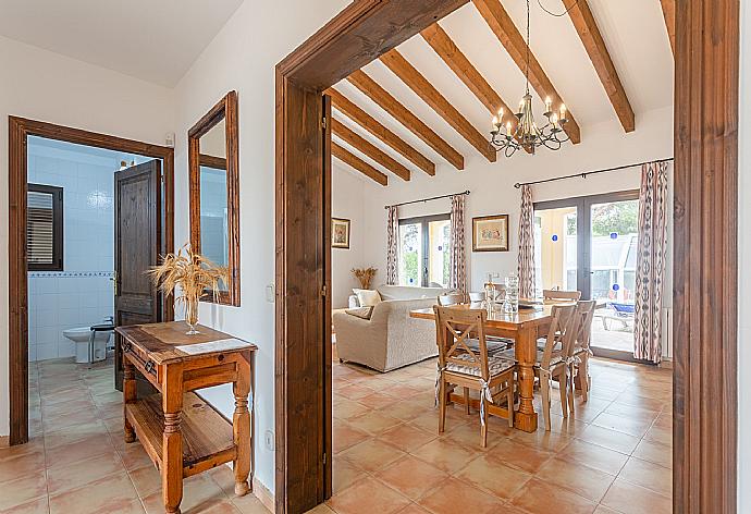 Open-plan living room with sofas, dining area, kitchen, WiFi internet, satellite TV, DVD player, and terrace access . - Villa Karen . (Fotogalerie) }}