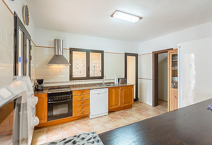 Equipped kitchen . - Villa Karen . (Fotogalerie) }}