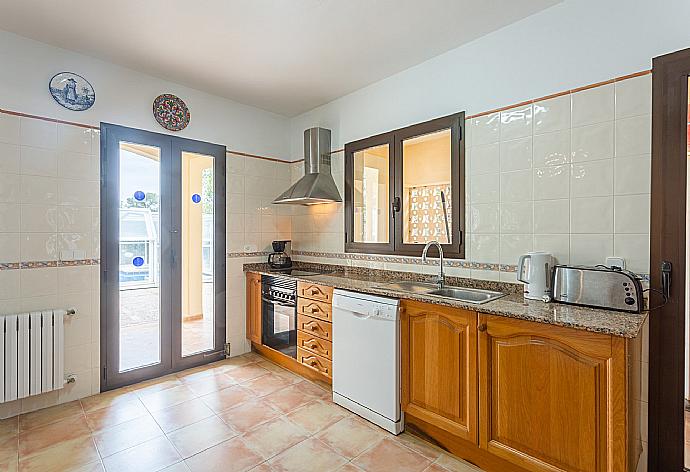 Equipped kitchen . - Villa Karen . (Fotogalerie) }}