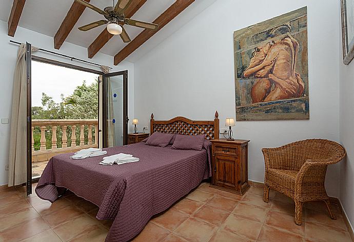 Double bedroom with en suite bathroom and terrace access . - Villa Karen . (Galerie de photos) }}