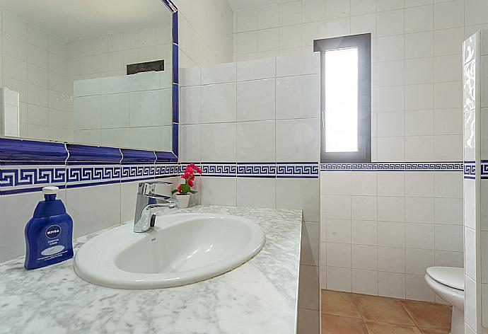 En suite bathroom with bath and shower . - Villa Karen . (Galleria fotografica) }}