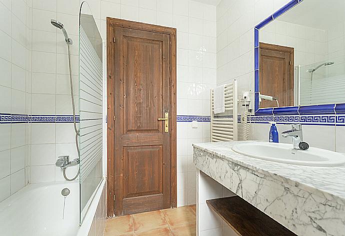 En suite bathroom with bath and shower . - Villa Karen . (Fotogalerie) }}