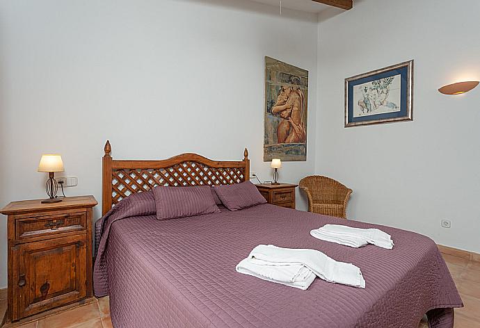 Double bedroom with en suite bathroom and terrace access . - Villa Karen . (Galería de imágenes) }}