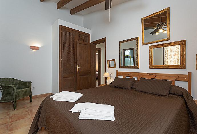 Double bedroom with en suite bathroom . - Villa Karen . (Galería de imágenes) }}