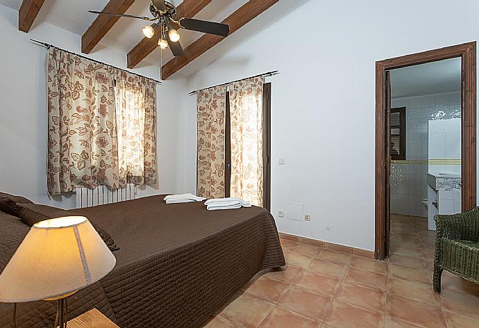 Double bedroom with en suite bathroom . - Villa Karen . (Galería de imágenes) }}