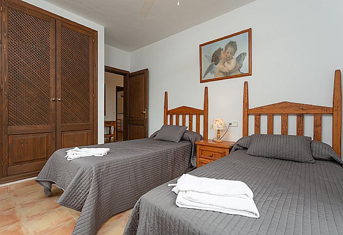 Twin bedroom . - Villa Karen . (Galería de imágenes) }}