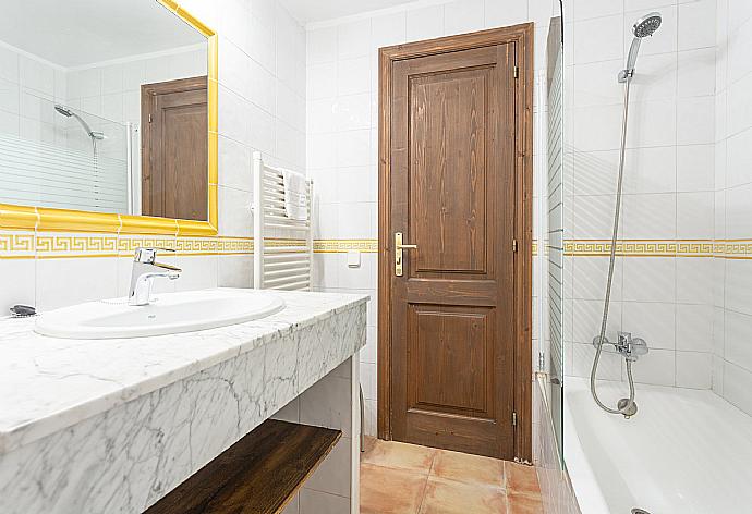 En suite bathroom with bath and shower . - Villa Karen . (Photo Gallery) }}