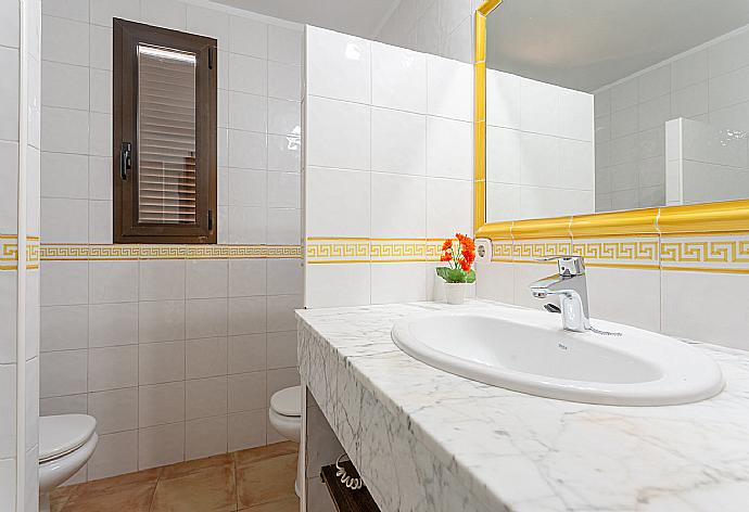 En suite bathroom with bath and shower . - Villa Karen . (Galleria fotografica) }}