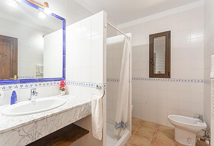 Family bathroom with shower . - Villa Karen . (Fotogalerie) }}