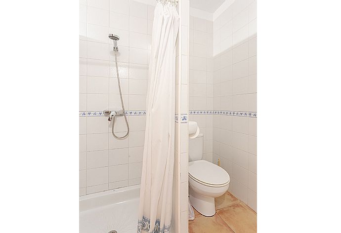 Family bathroom with shower . - Villa Karen . (Galleria fotografica) }}