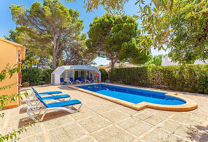 Private pool and terrace . - Villa Karen . (Fotogalerie) }}