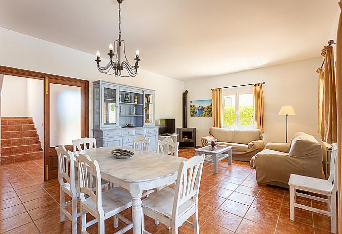 Living room with sofas, dining area, ornamental fireplace, WiFi internet, satellite TV, DVD player, and terrace access . - Villa Paula . (Galerie de photos) }}