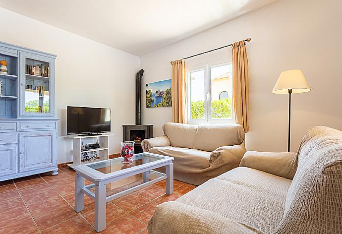 Living room with sofas, dining area, ornamental fireplace, WiFi internet, satellite TV, DVD player, and terrace access . - Villa Paula . (Fotogalerie) }}