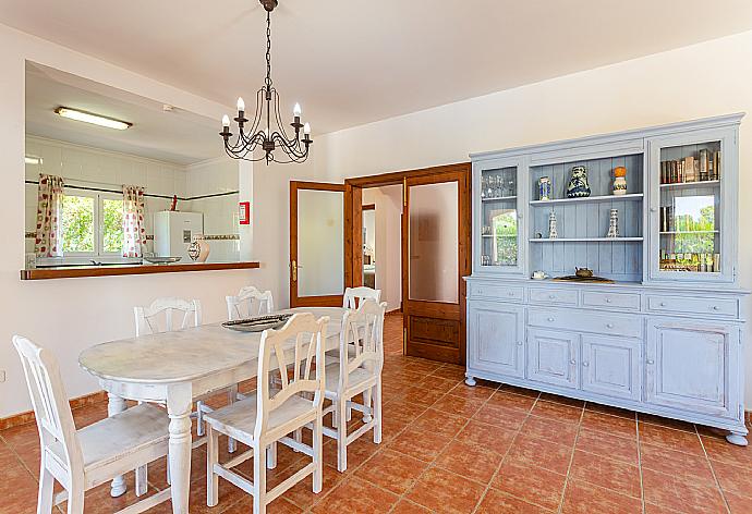 Living room with sofas, dining area, ornamental fireplace, WiFi internet, satellite TV, DVD player, and terrace access . - Villa Paula . (Fotogalerie) }}