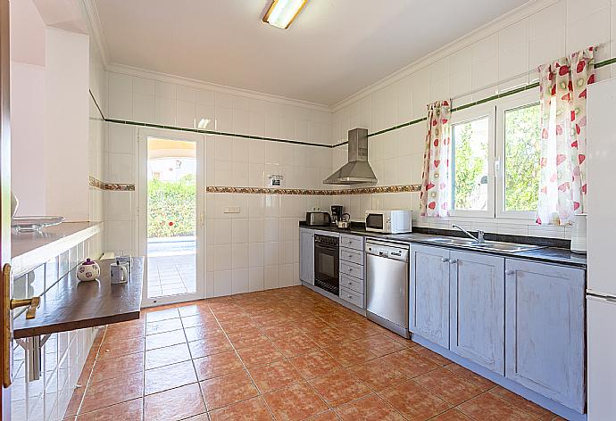 Equipped kitchen . - Villa Paula . (Galerie de photos) }}