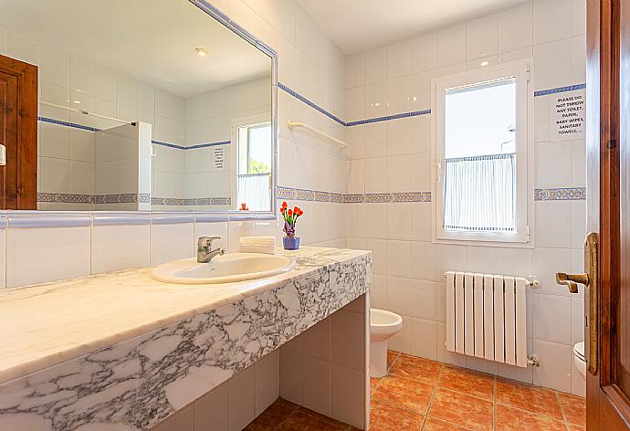 Bathroom with bath and shower . - Villa Paula . (Fotogalerie) }}