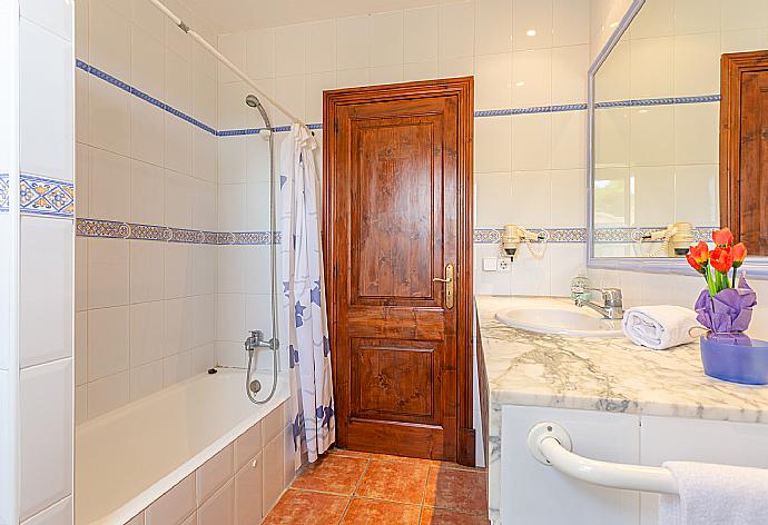 Bathroom with bath and shower . - Villa Paula . (Fotogalerie) }}