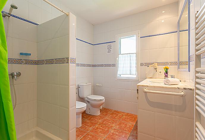 Bathroom with shower . - Villa Paula . (Fotogalerie) }}