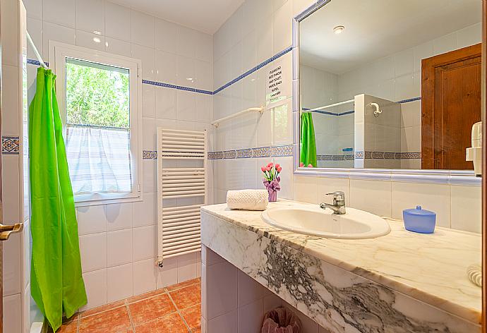 Bathroom with shower . - Villa Paula . (Photo Gallery) }}