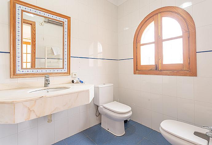 En suite bathroom with bath and shower . - Villa Isabel . (Galleria fotografica) }}