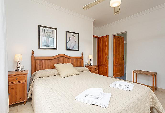 Double bedroom with en suite bathroom . - Villa Isabel . (Galería de imágenes) }}