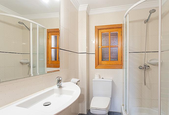 Family bathroom with shower . - Villa Isabel . (Photo Gallery) }}