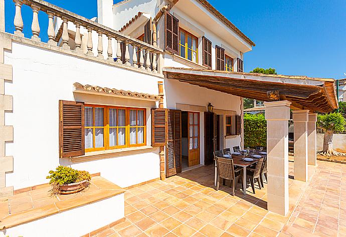 Terrace area . - Villa Isabel . (Photo Gallery) }}