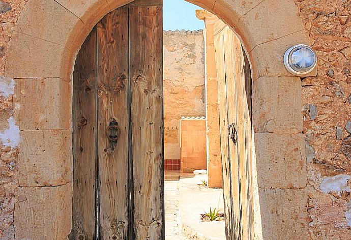 Villa entrance . - Ses Cases Noves . (Fotogalerie) }}