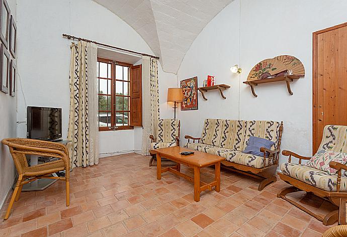 Living room on ground floor with sofas, WiFi internet, satellite TV, and DVD player . - Ses Cases Noves . (Galleria fotografica) }}