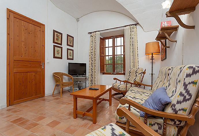 Living room on ground floor with sofas, WiFi internet, satellite TV, and DVD player . - Ses Cases Noves . (Galleria fotografica) }}