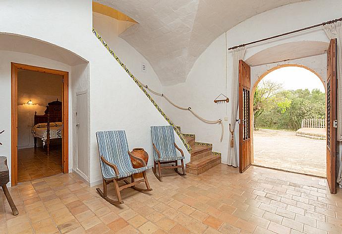 Entrance to villa with seating and table . - Ses Cases Noves . (Photo Gallery) }}