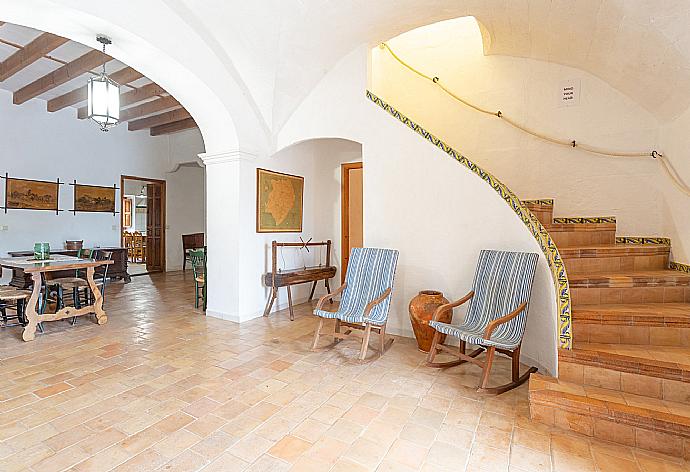 Entrance to villa with seating and table . - Ses Cases Noves . (Photo Gallery) }}