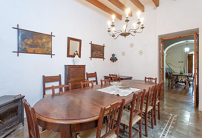 Dining room on ground floor with ornamental fireplace . - Ses Cases Noves . (Galería de imágenes) }}