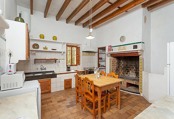 Equipped kitchen with dining area and ornamental fireplace . - Ses Cases Noves . (Fotogalerie) }}