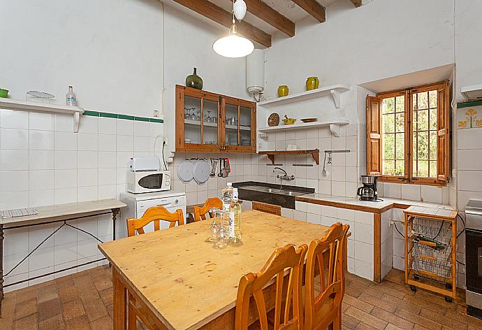 Equipped kitchen with dining area and ornamental fireplace . - Ses Cases Noves . (Galería de imágenes) }}