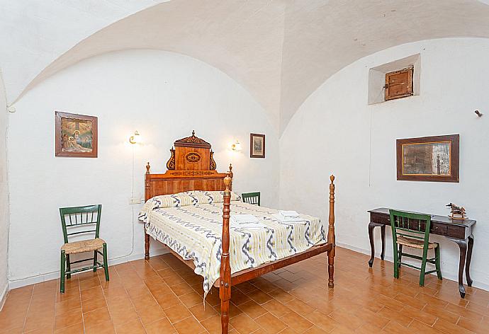 Double bedroom on ground floor with en suite bathroom . - Ses Cases Noves . (Fotogalerie) }}