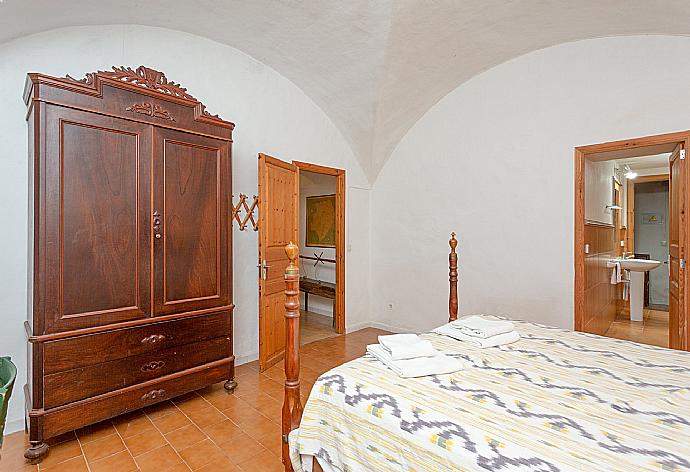 Double bedroom on ground floor with en suite bathroom . - Ses Cases Noves . (Photo Gallery) }}