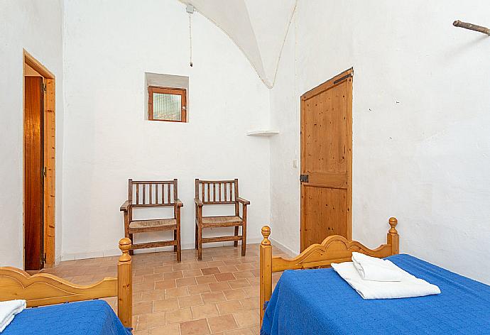 Twin bedroom on ground floor . - Ses Cases Noves . (Galleria fotografica) }}