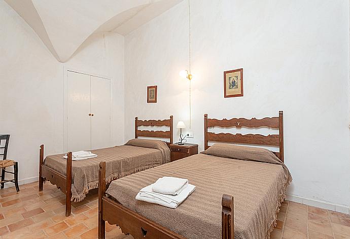 Twin bedroom on ground floor . - Ses Cases Noves . (Galleria fotografica) }}