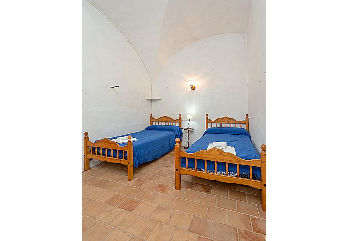 Twin bedroom on ground floor . - Ses Cases Noves . (Галерея фотографий) }}