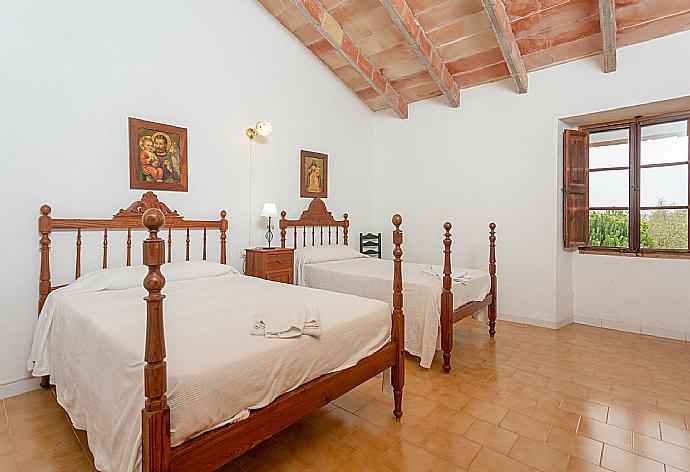 Twin bedroom on first floor . - Ses Cases Noves . (Galleria fotografica) }}