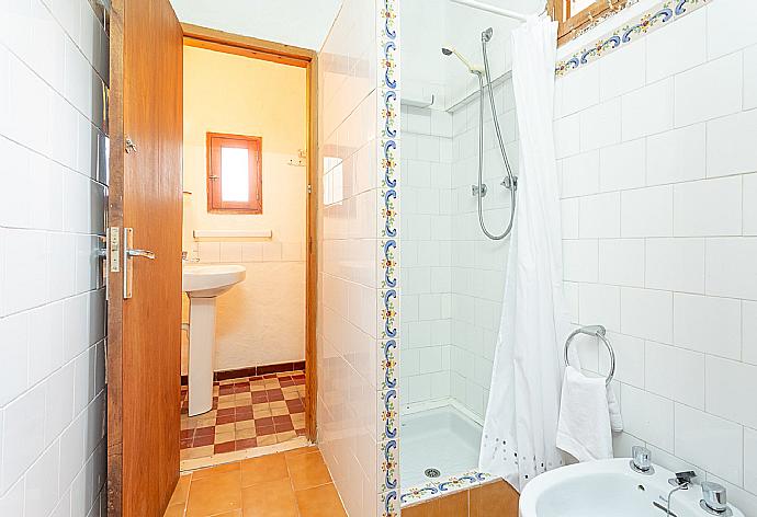 Family bathroom on ground floor with shower . - Ses Cases Noves . (Galerie de photos) }}