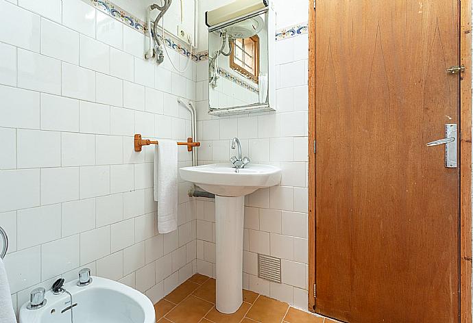 Family bathroom on ground floor with shower . - Ses Cases Noves . (Galería de imágenes) }}