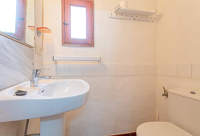 Family bathroom on ground floor with shower . - Ses Cases Noves . (Galerie de photos) }}