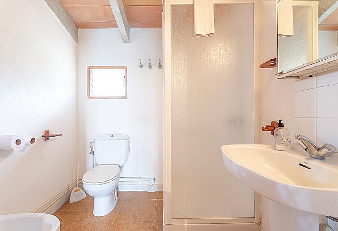 Family bathroom on first floor with shower . - Ses Cases Noves . (Fotogalerie) }}